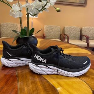 HOKA w Clifton size 8. EUC